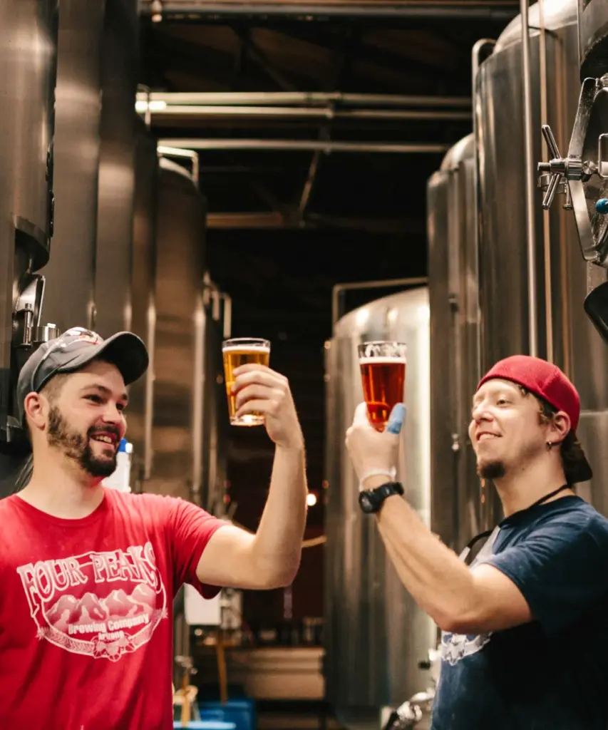 Braumeister prüft ein frisch gezapftes Bier im Sudhaus der Kesselhaus Bräu